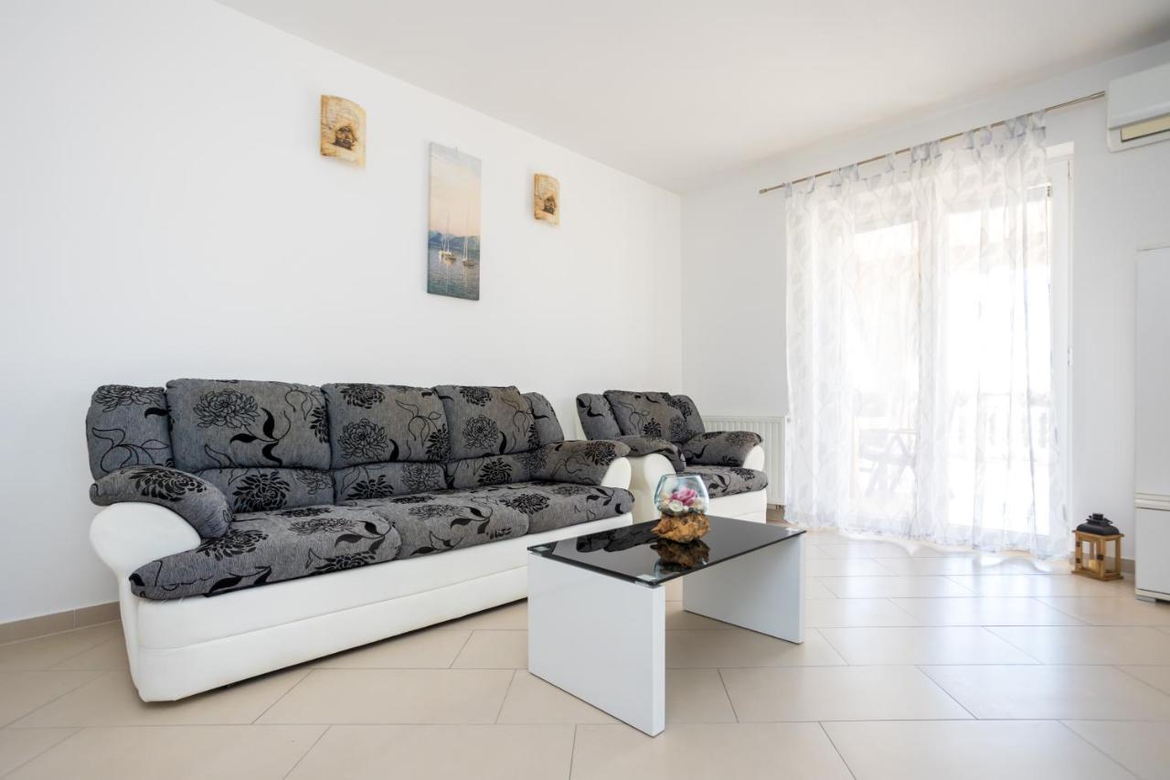 Apartmani Sandra Malinska Sveti Vid-Miholjice Екстериор снимка